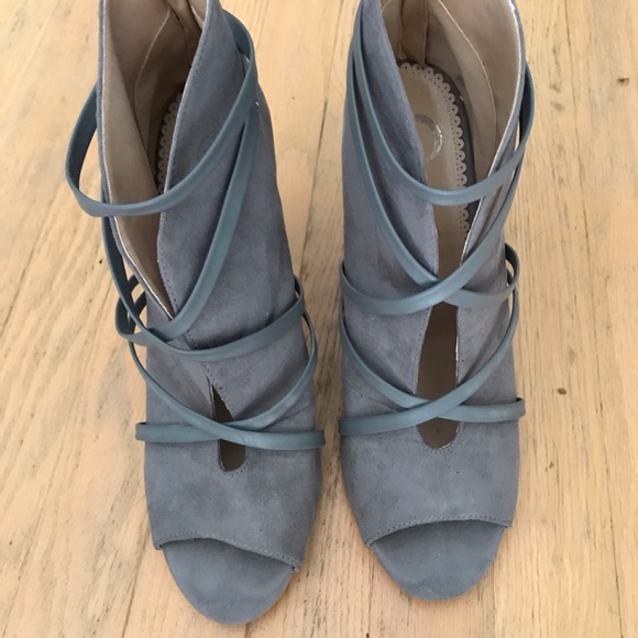 Journee collection Samara bootie.  SIZE  10. - Picture 3 of 5